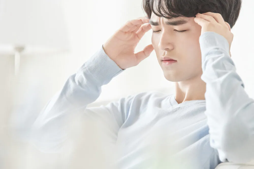 頭痛で病院に行くべきタイミングは？受診の目安